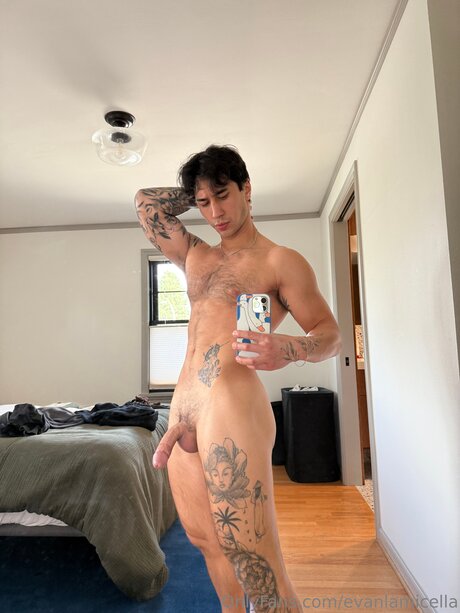 Nacktes geleaktes OnlyFans-Foto von Evanlamicella
