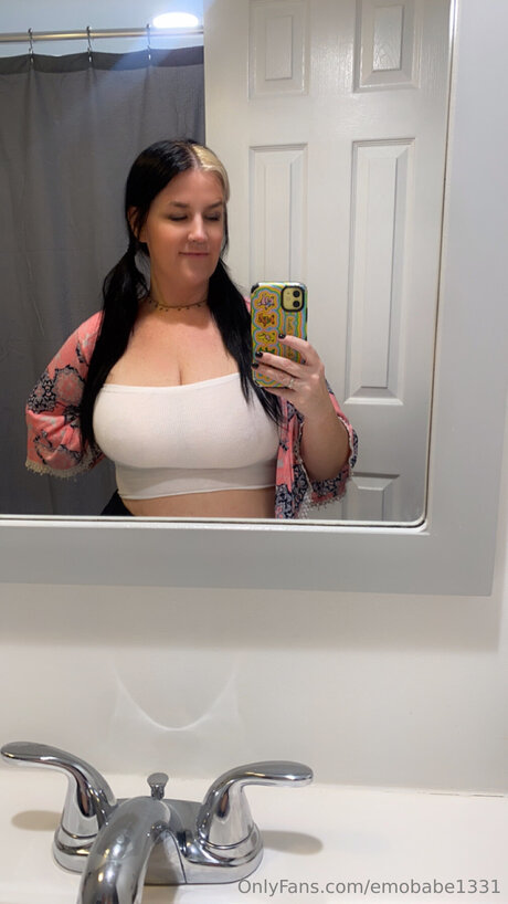 Nacktes geleaktes OnlyFans-Foto von Emobabe1331