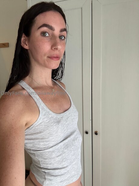 Nacktes geleaktes OnlyFans-Foto von Aliawayfree
