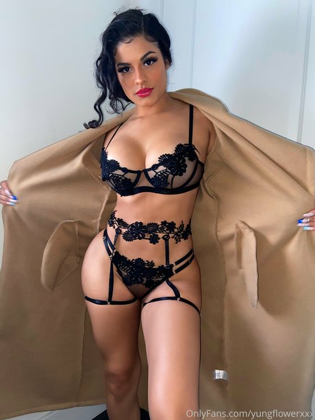 Nacktes geleaktes OnlyFans-Foto von Young Flower