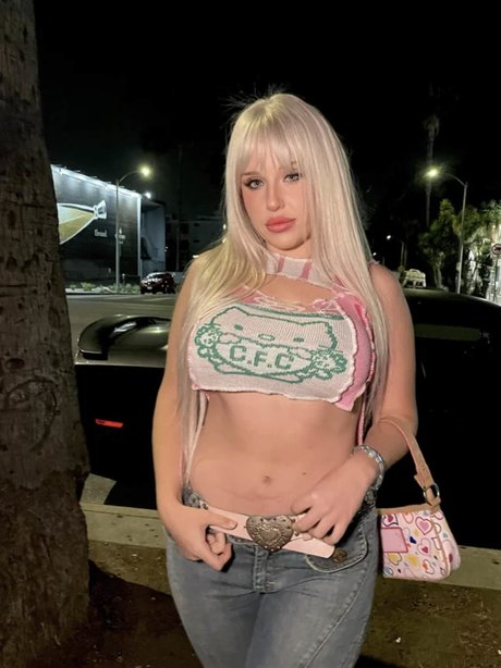 Nacktes geleaktes OnlyFans-Foto von Charlotte Olivia