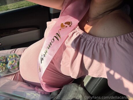 Dellacarolyn