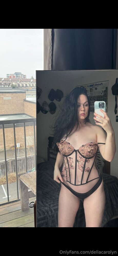 Dellacarolyn