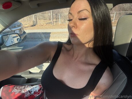 Dellacarolyn