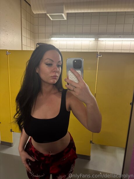 Dellacarolyn
