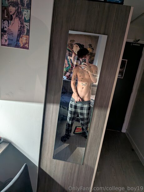 Nacktes geleaktes OnlyFans-Foto von College Boy19