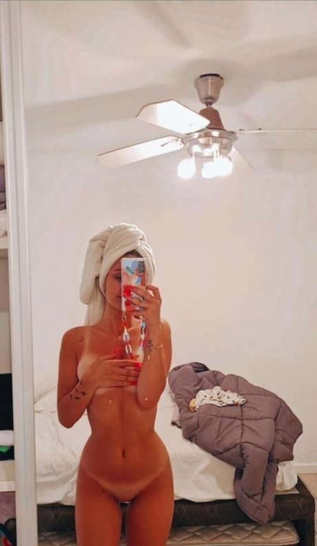 Nacktes geleaktes OnlyFans-Foto von Zoe Caradzoglu