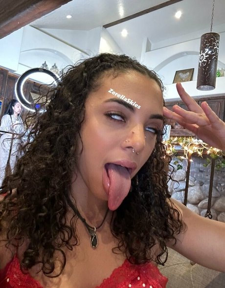 Nacktes geleaktes OnlyFans-Foto von Zerella Skies