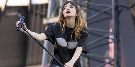 Nacktes geleaktes OnlyFans-Foto von Lauren Mayberry