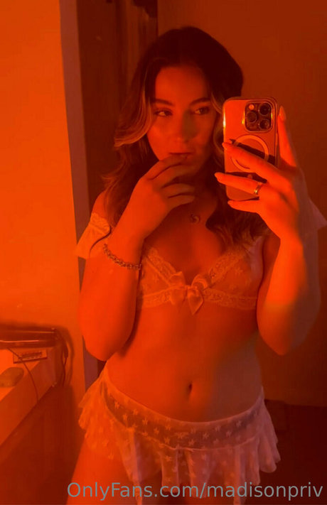 Nacktes geleaktes OnlyFans-Foto von Madisonpriv