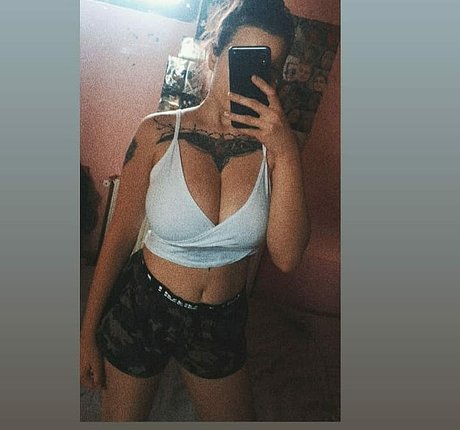 Nacktes geleaktes OnlyFans-Foto von Suzizvonar