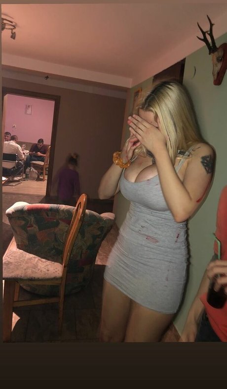 Nacktes geleaktes OnlyFans-Foto von Suzizvonar