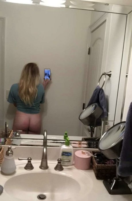 Nacktes geleaktes OnlyFans-Foto von Uselesscumbucket