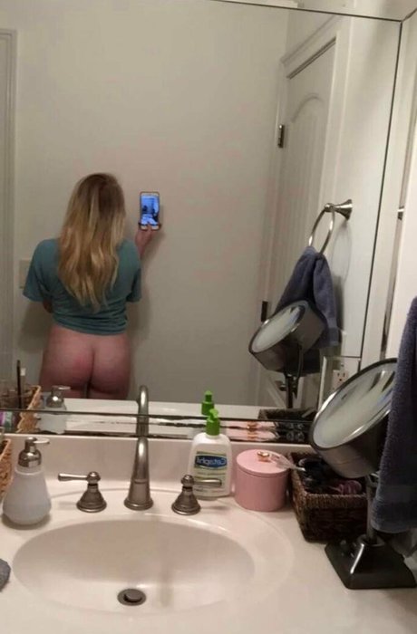 Nacktes geleaktes OnlyFans-Foto von Uselesscumbucket