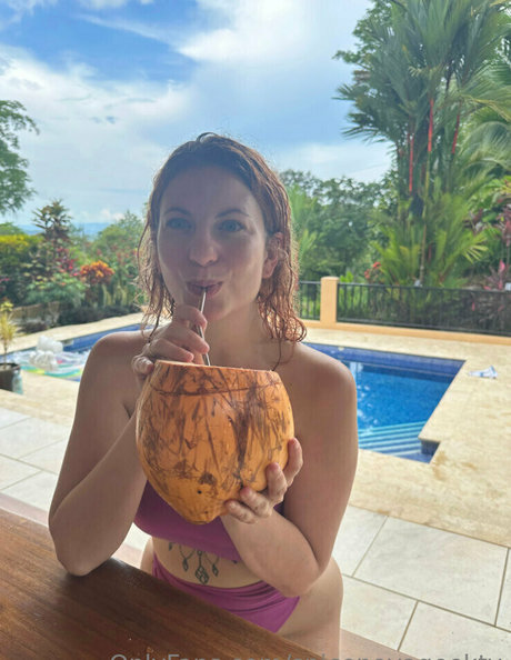 Nacktes geleaktes OnlyFans-Foto von Spicenovageektv