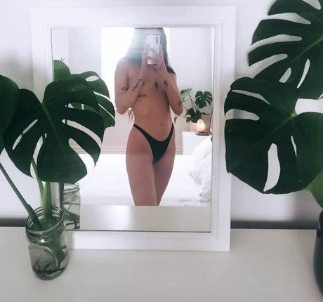 Nacktes geleaktes OnlyFans-Foto von Coco Allen