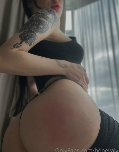 Nacktes geleaktes OnlyFans-Foto von Honneyaly
