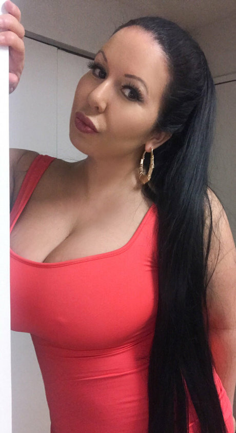 Nacktes geleaktes OnlyFans-Foto von Latinamilfnyc