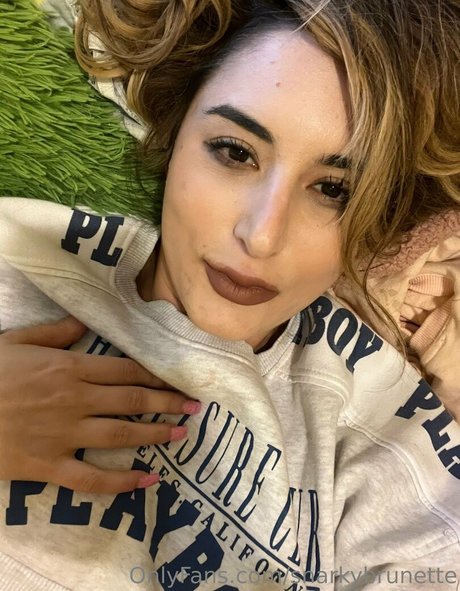 Nacktes geleaktes OnlyFans-Foto von Snarkybrunette