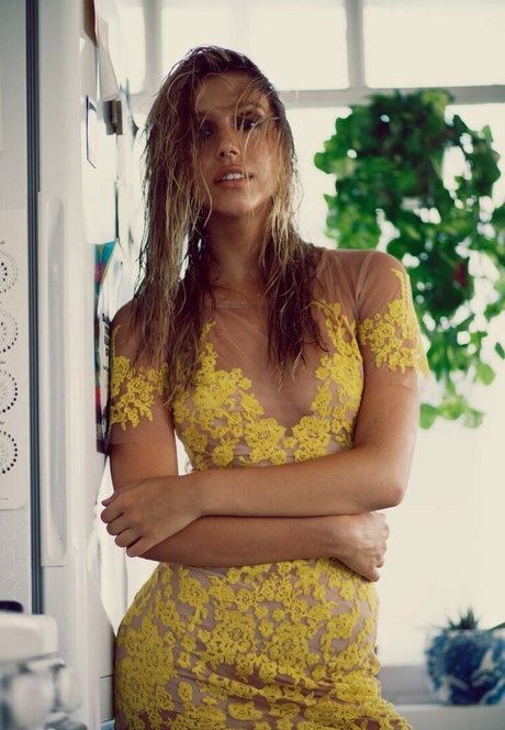Alexis Ren