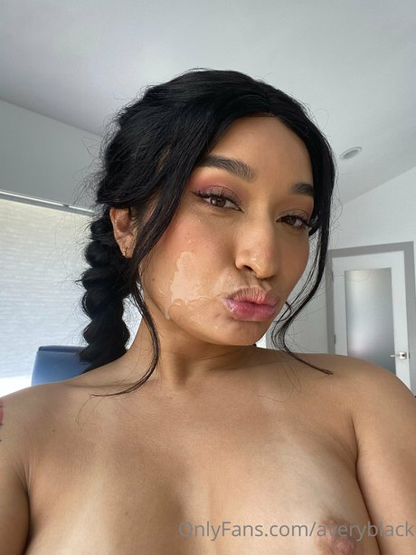 Nacktes geleaktes OnlyFans-Foto von Avery Black