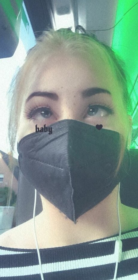 Nacktes geleaktes OnlyFans-Foto von Emily Erdbeer