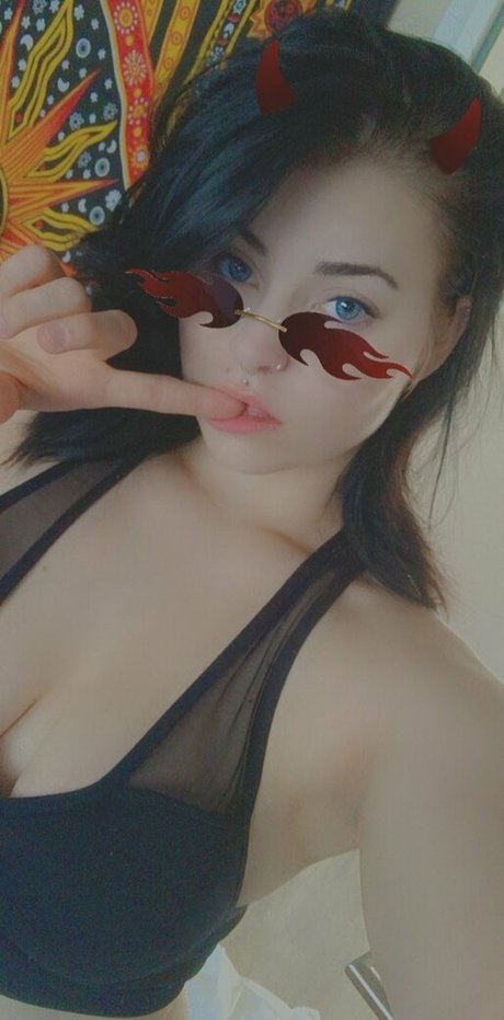 Nacktes geleaktes OnlyFans-Foto von Emily Erdbeer