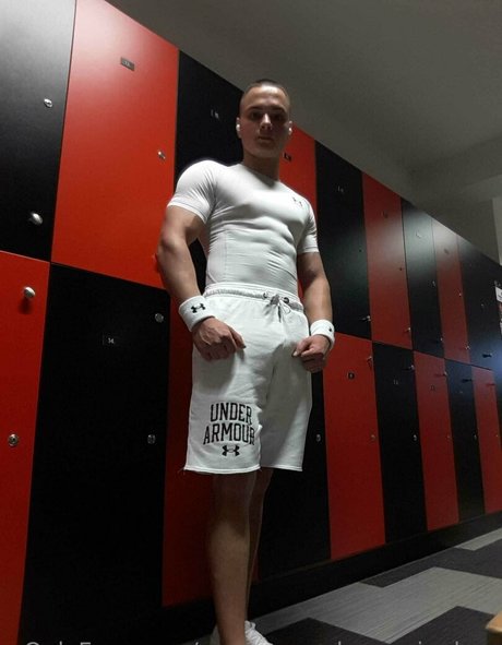 Nacktes geleaktes OnlyFans-Foto von Youngmusclegrowingboy