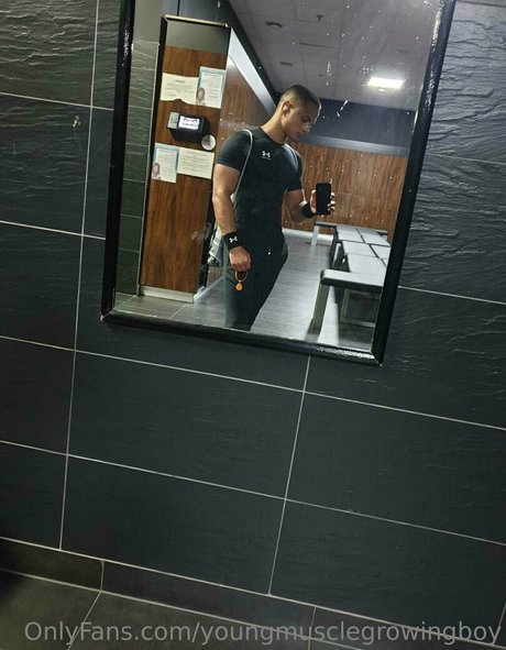 Nacktes geleaktes OnlyFans-Foto von Youngmusclegrowingboy