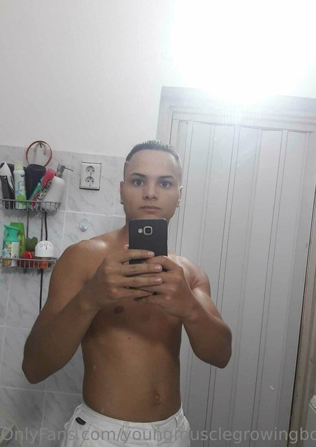 Nacktes geleaktes OnlyFans-Foto von Youngmusclegrowingboy