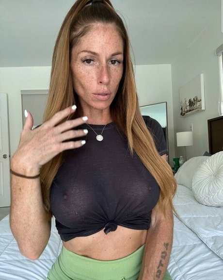 Nacktes geleaktes OnlyFans-Foto von Freckledmommi