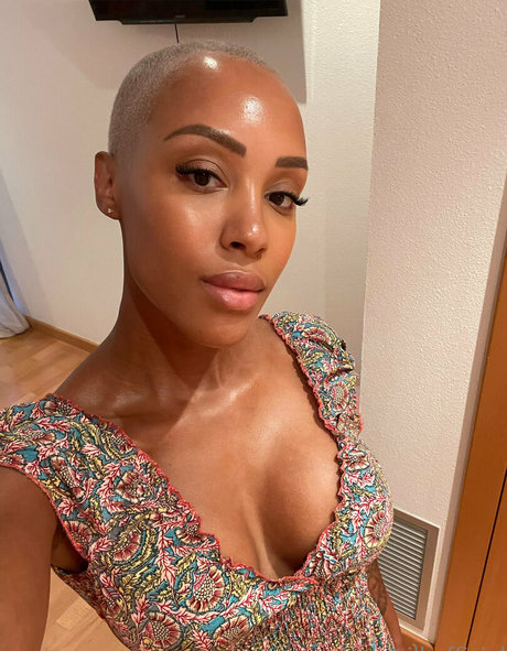 Nacktes geleaktes OnlyFans-Foto von Noemilk
