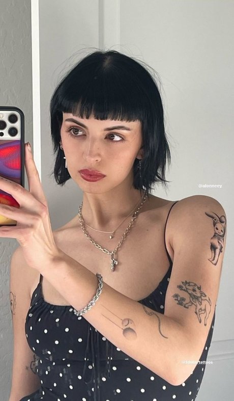 Nacktes geleaktes OnlyFans-Foto von Rebecca Black