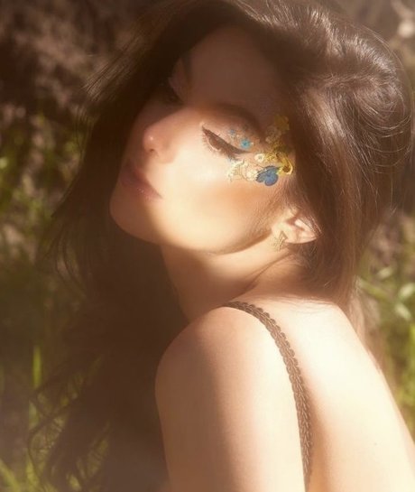 Nacktes geleaktes OnlyFans-Foto von Kira Kosarin
