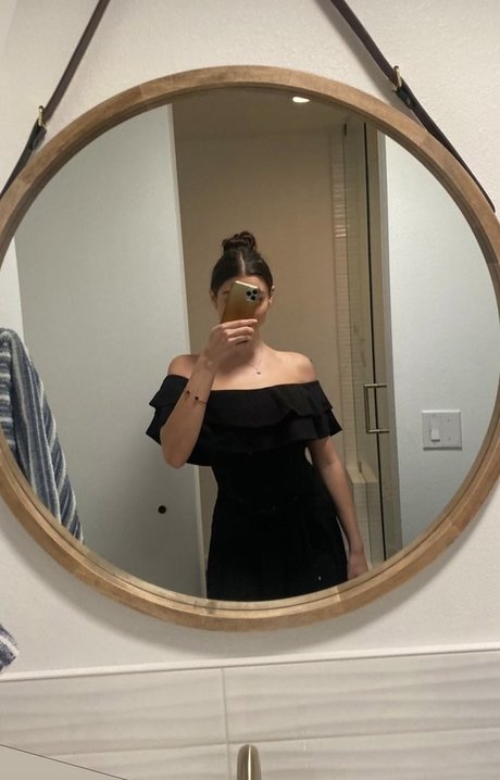 Nacktes geleaktes OnlyFans-Foto von Kira Kosarin