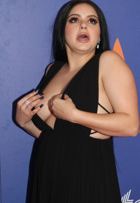 Nacktes geleaktes OnlyFans-Foto von Ariel Winter