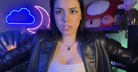 Nacktes geleaktes OnlyFans-Foto von Luna Bloom