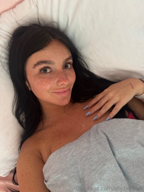 Nacktes geleaktes OnlyFans-Foto von Ally1kenobi