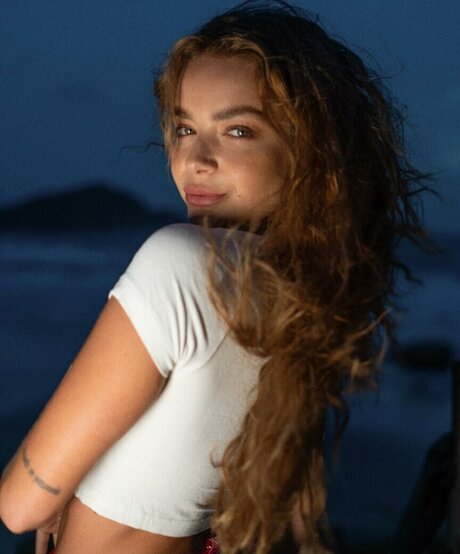 Camila Mayrink