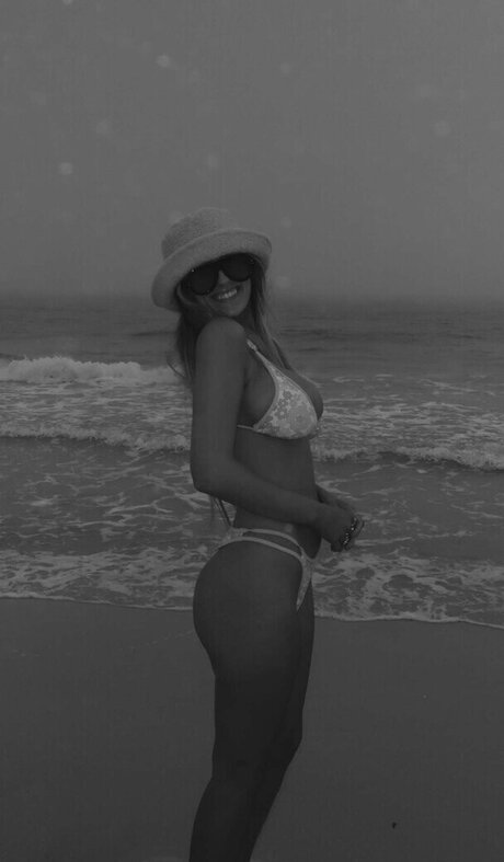Nacktes geleaktes OnlyFans-Foto von Madeline Hope  Hadelinemope