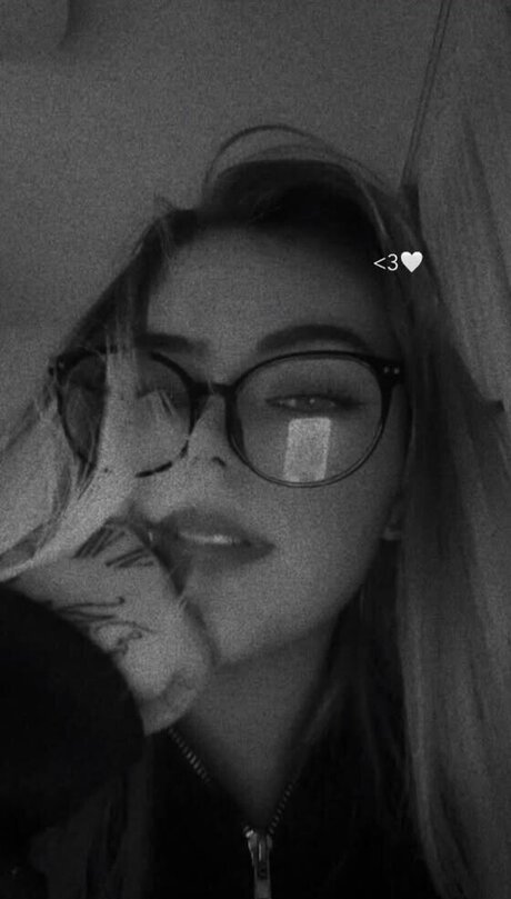 Nacktes geleaktes OnlyFans-Foto von Gloria Ebt