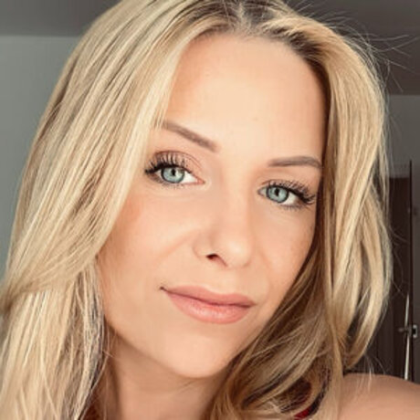 Nacktes geleaktes OnlyFans-Foto von Emily Becker