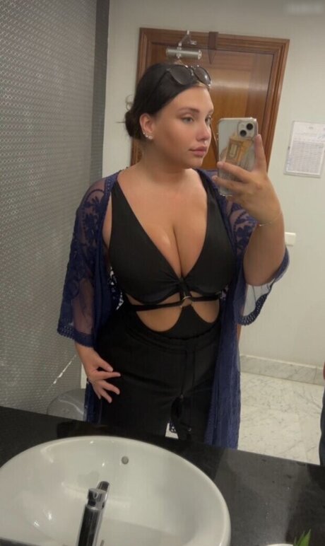 Lara.Marie.v__