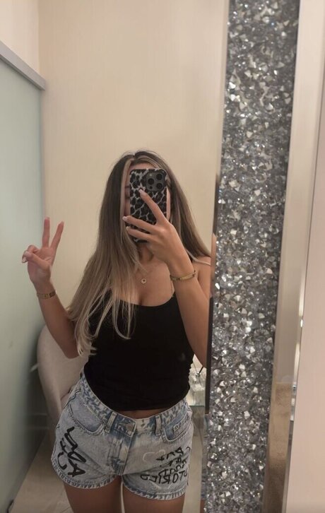 Nacktes geleaktes OnlyFans-Foto von Almira Azemi