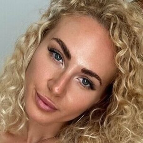 BlondeCurlyGirl