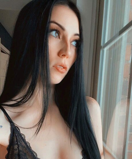 Nacktes geleaktes OnlyFans-Foto von Rainingbliss