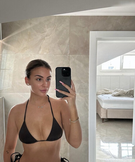 Nacktes geleaktes OnlyFans-Foto von Jasmin Azizam