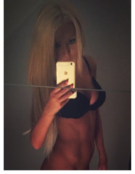 Nacktes geleaktes OnlyFans-Foto von Melanie Hirsch