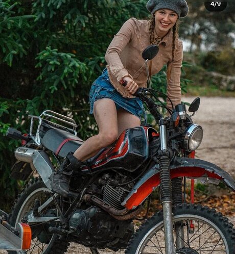 Nacktes geleaktes OnlyFans-Foto von Affe Auf Bike