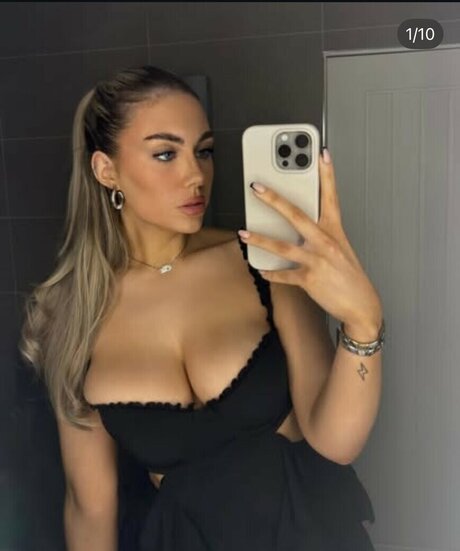 Nacktes geleaktes OnlyFans-Foto von Ellie Williamson